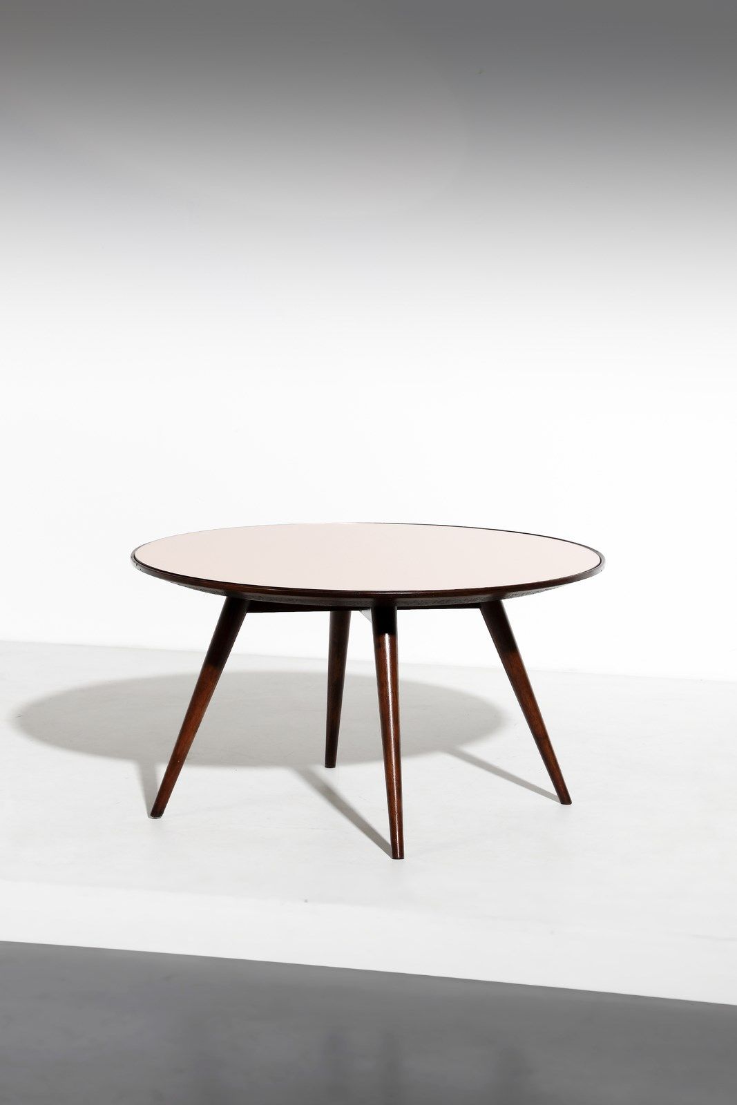 PONTI GIO (1891 - 1979) GIO的归属。咖啡桌。白蜡木和彩色及镜面玻璃，。Cm 82,00 x 45,50 x 820,00. 1950s&hellip;