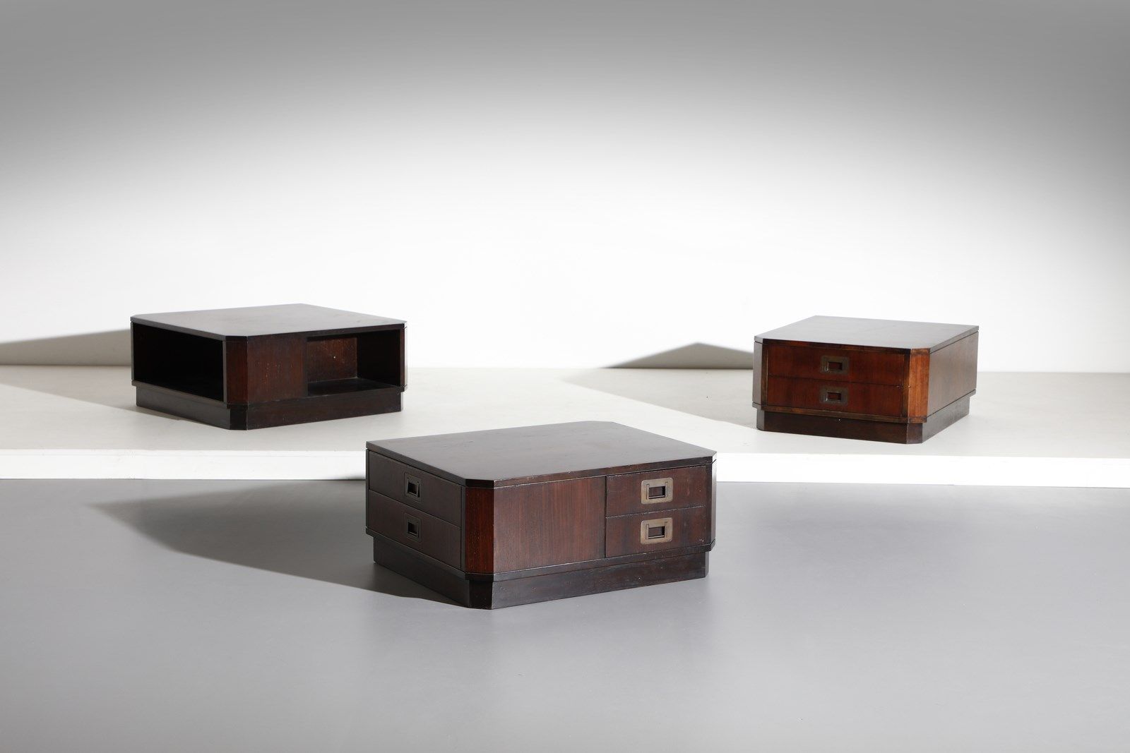PARISI ICO (1916 - 1996) ICO 为Spartaco Brugnoli制作的三张小桌子。1958.文革和黄铜。Cm 80.00 x 32&hellip;
