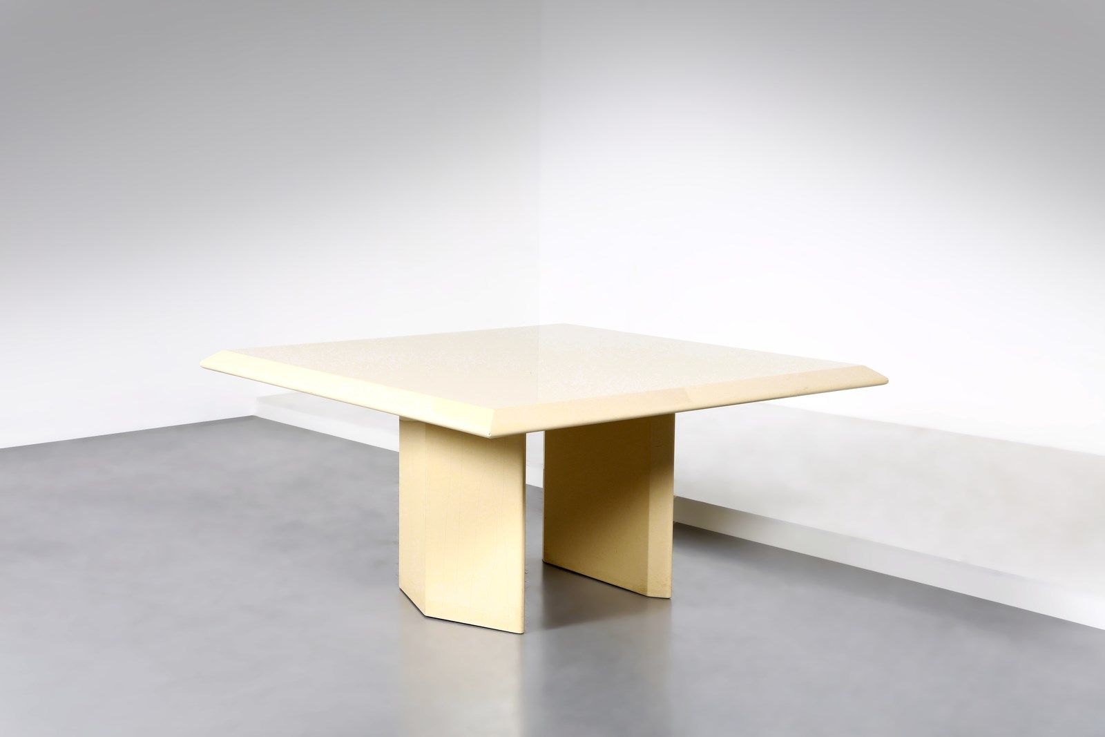 Manifattura Italiana MANIFATTURA ITALIANA 桌子。漆面木材。Cm 155.00 x 75.00 x 155.00. 19&hellip;