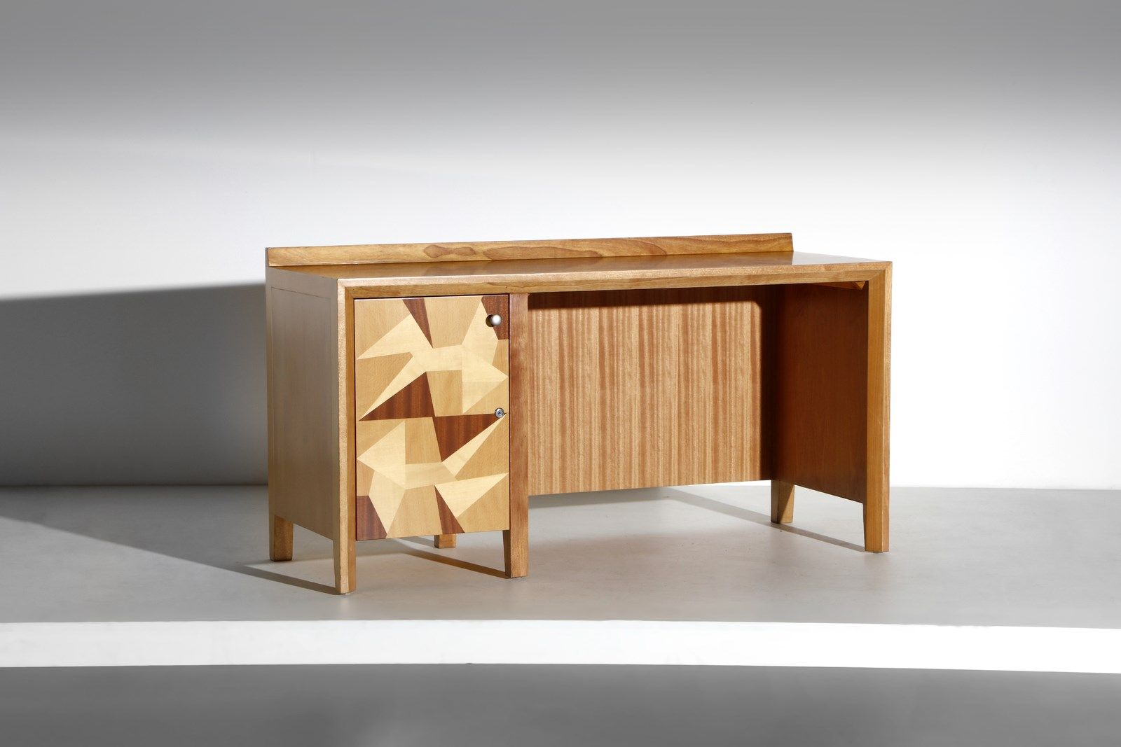 PONTI GIO (1891 - 1979) GIO的风格。Gio Ponti为Insit公司设计的带装饰的桌子。各种类型的木材。Cm 150.00 x 81&hellip;