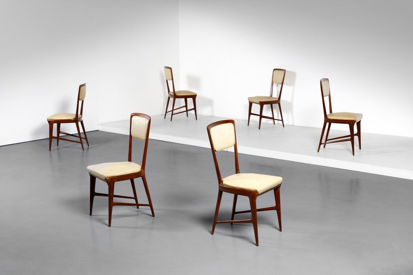 Manifattura Italiana MANIFATTURA ITALIANA 六把椅子。桃花心木和软垫人造革。Cm 43.00 x 93.00 x 42.&hellip;