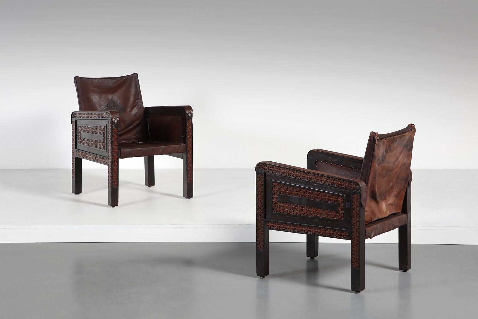 SAVINA JOSEPH (1901 - 1983) JOSEPH归属。一对殖民时期的扶手椅。栎木和皮革。Cm 56.00 x 76.00 x 58.00. &hellip;