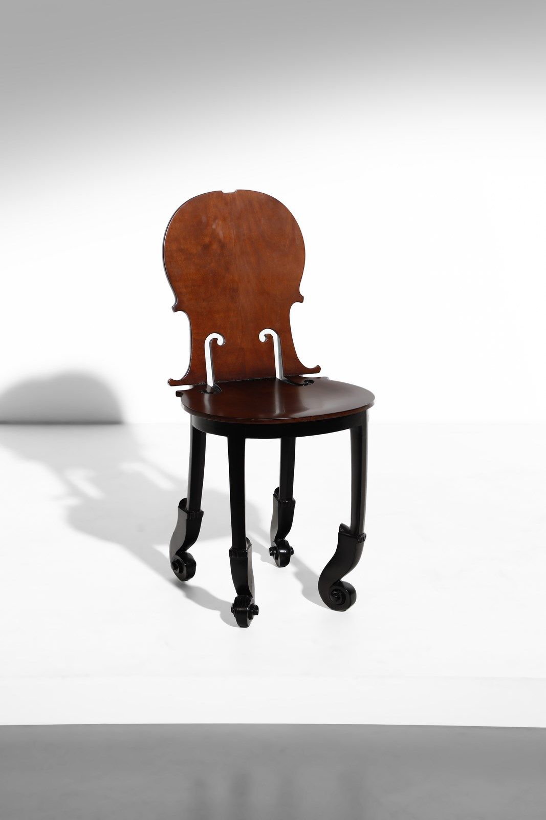 ARMAN ARMAN Chello椅由Ugues Chevalier制作。木头。Cm 42.00 x 87.00 x 50.00. 1980年代。
