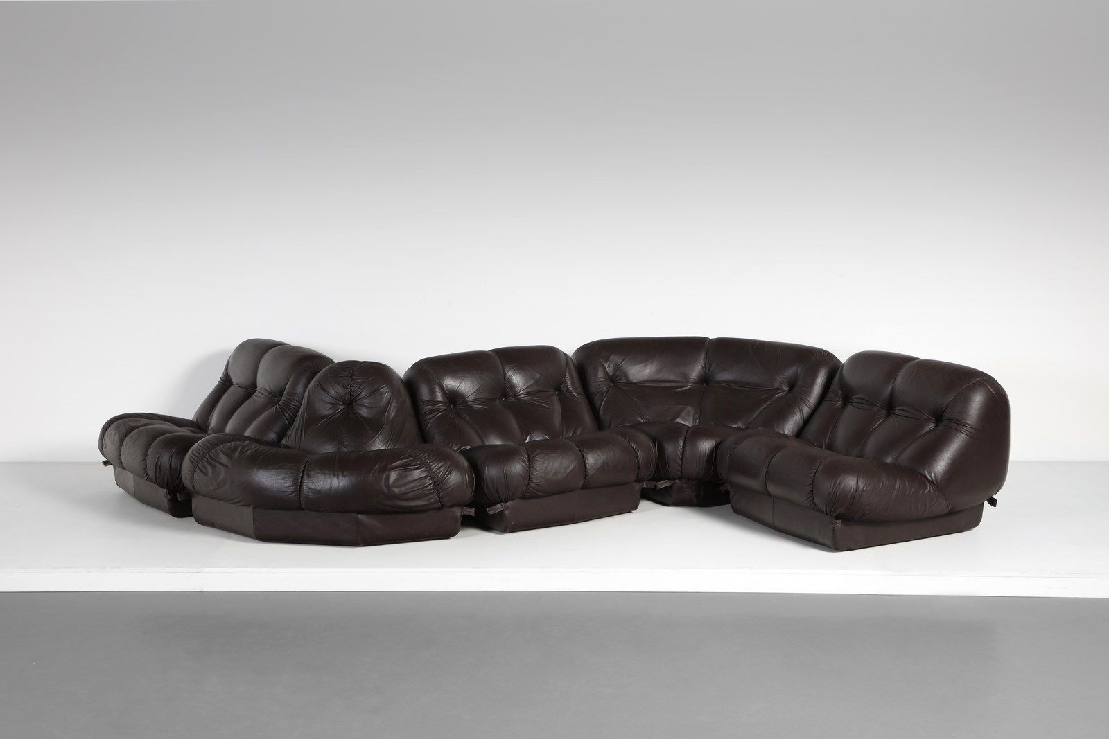 MATURI RIMO MIMO公司生产的RIMO Nuvolone沙发。塑料材料和软垫皮革。Cm 460.00 x 70.00 x 190.00。1970年代&hellip;