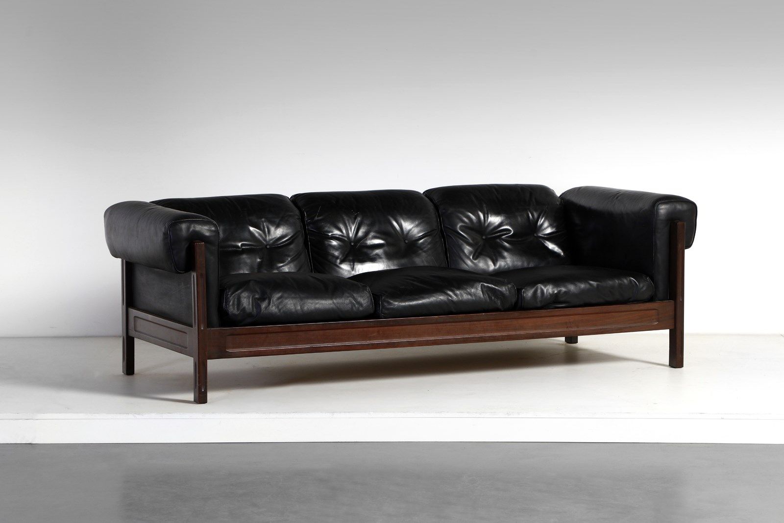 Manifattura Italiana MANIFATTURA ITALIANA 沙发。木材和软垫皮革。Cm 177.00 x 56.00 x 83.00. &hellip;