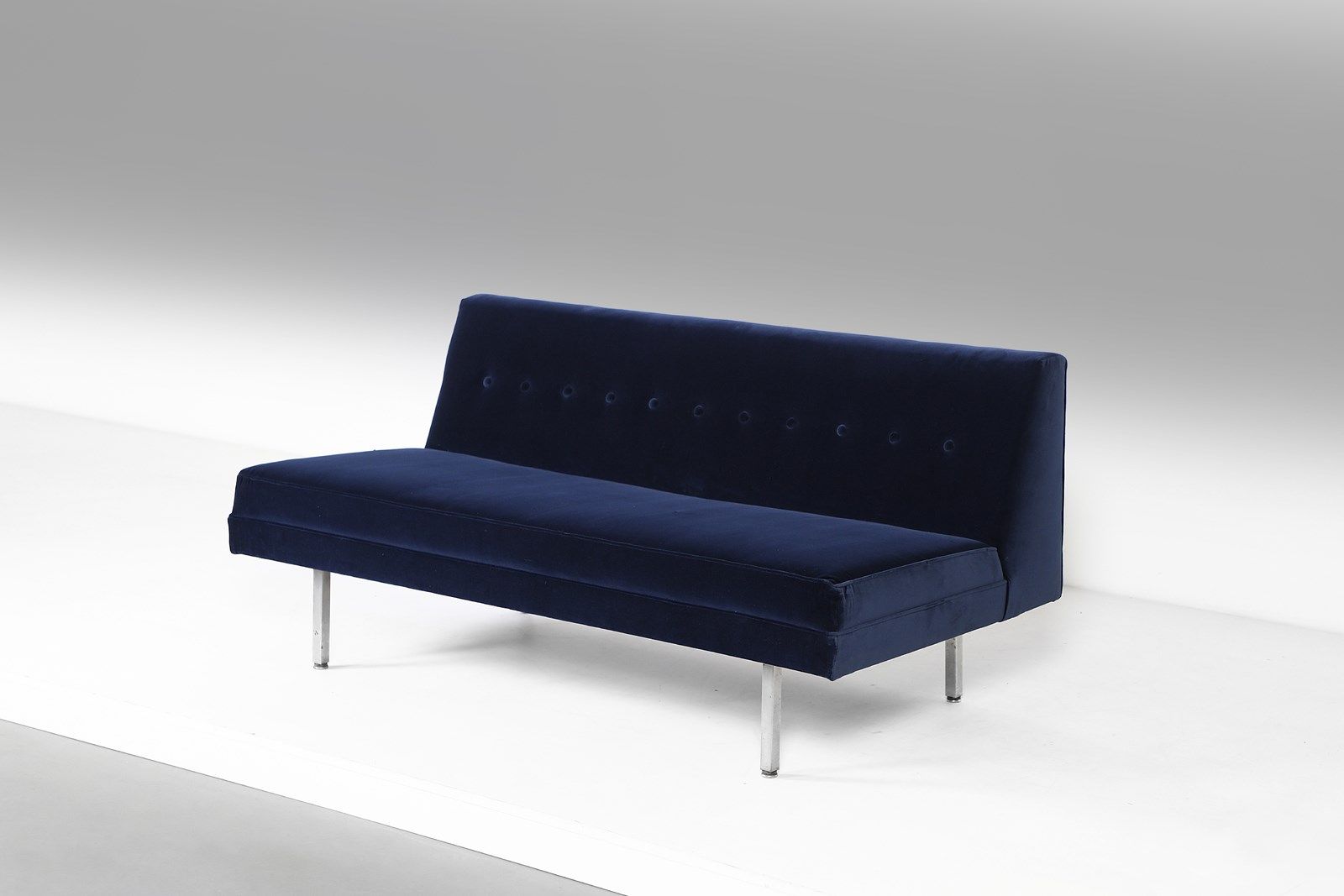NELSON GEORGE (1908 - 1986) 德帕多瓦的GEORGE沙发。镀铬金属和软垫丝绒。Cm 150.00 x 71.00 x 77.00. 1&hellip;