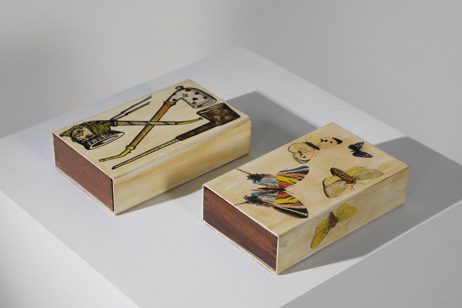 FORNASETTI Piero (1913 - 1988) PIERO 一对盒子。喷漆的金属，木材。Cm 18.00 x 4.50 x 11.00. 1950&hellip;