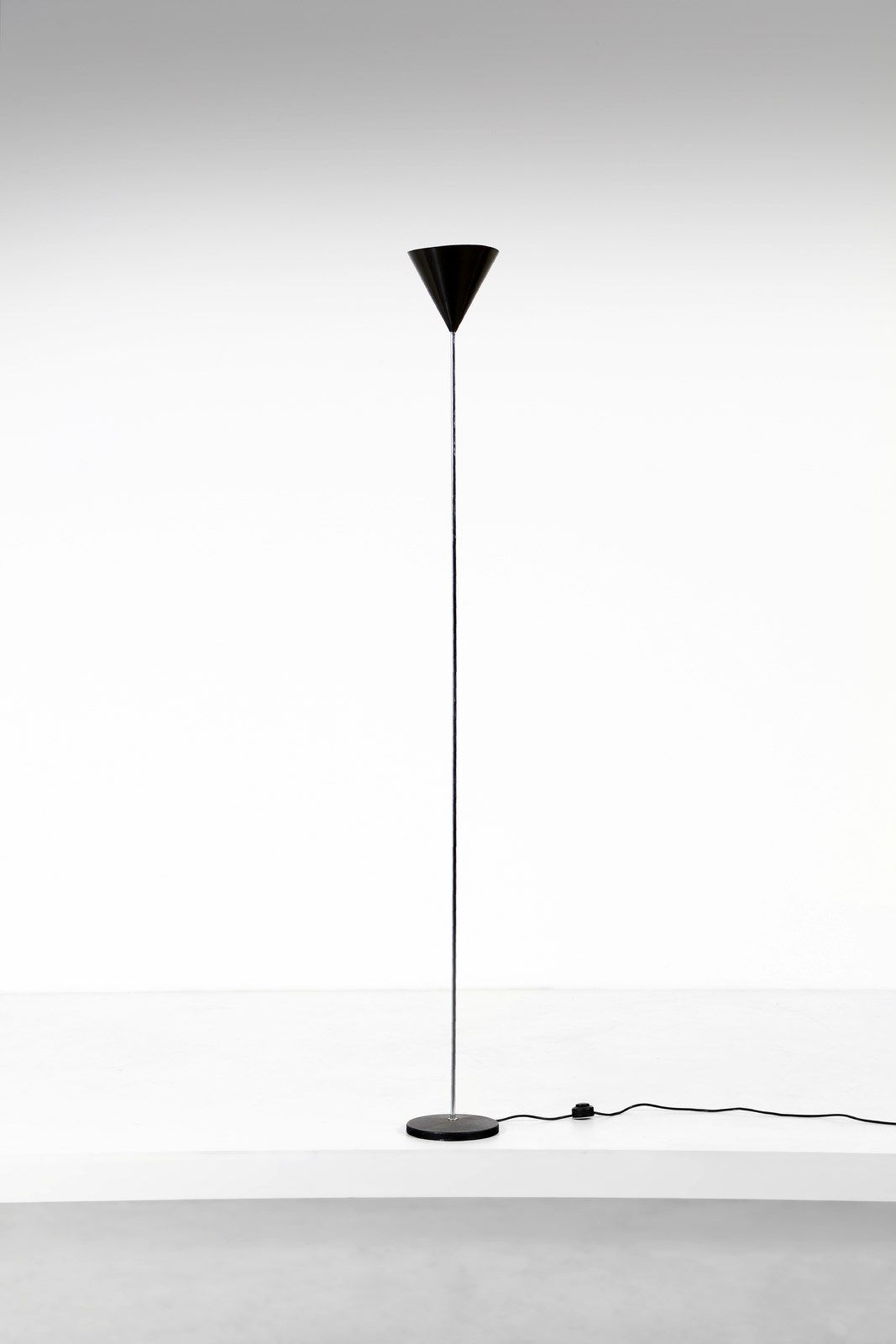 CACCIA DOMINIONI LUIGI (n. 1913) Lámpara de pie LUIGI Imbuto producida por Azuce&hellip;