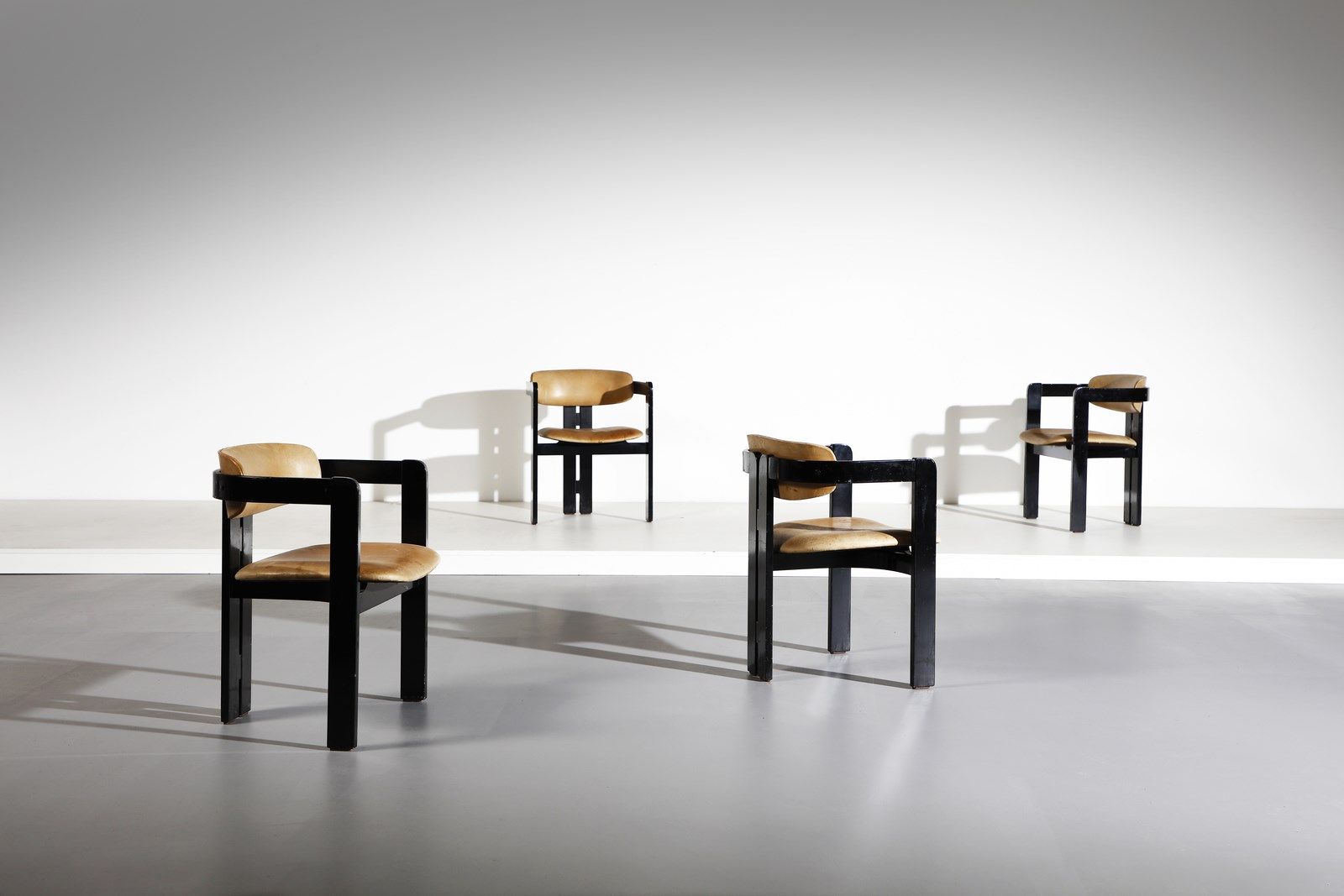 SAVINI AUGUSTO AUGUSTO 为Pozzi设计的四把潘普洛纳椅。1970.漆木和皮革Cm 57.00 x 72.00 x 52.00。参考资料：&hellip;