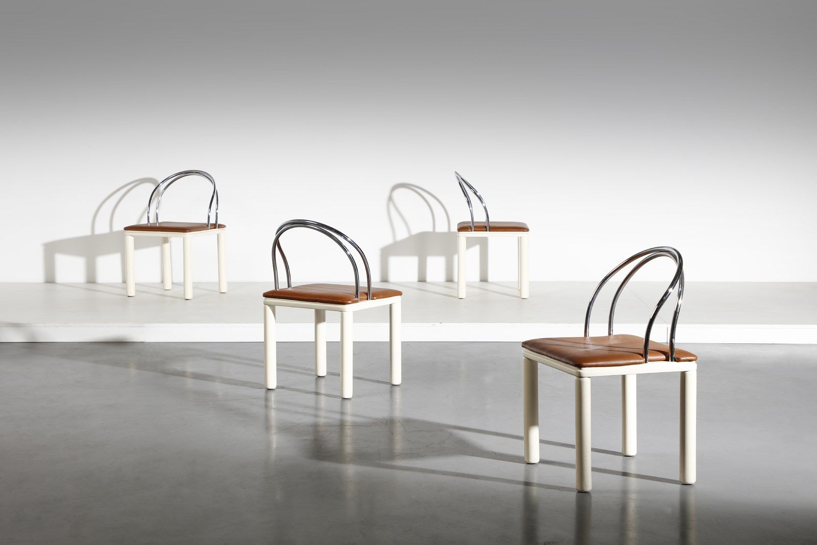 Manifattura Italiana MANIFATTURA ITALIANA 四把椅子。漆木和镀铬金属。Cm 50.00 x 70.00 x 45.00.&hellip;