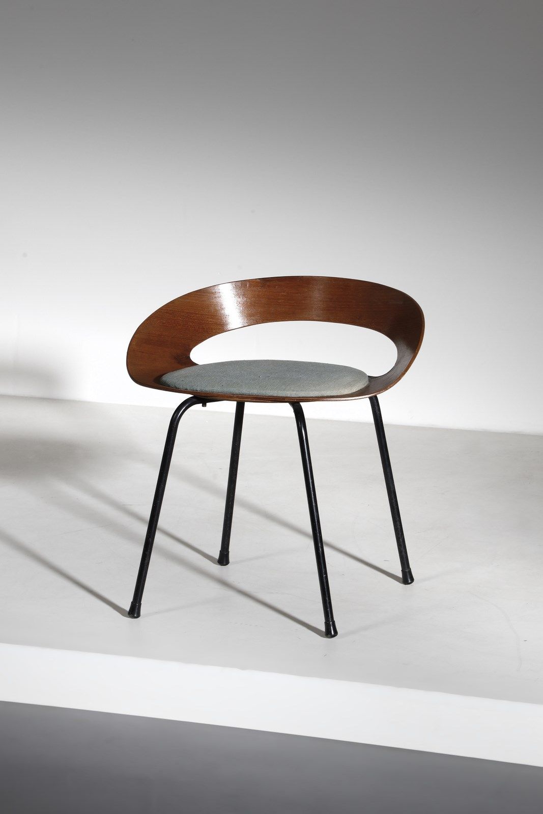 NUSTRINI LUCIANO (1928 - 1999) LUCIANO Panchetto为Poltronova设计的凳子。1957.弧形胶合板和喷漆金属&hellip;