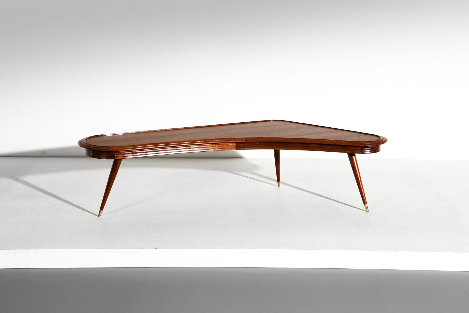 SCAPINELLI GIUSEPPE (1891 - 1982) GIUSEPPE 矮桌。亚马逊的胡桃木。Cm 170.00 x 44.00 x 95.00.&hellip;