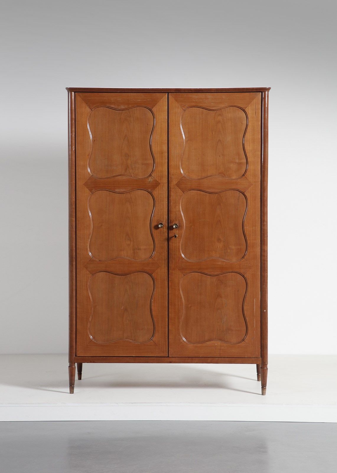 BUFFA PAOLO (1903 - 1970) PAOLO衣柜 .樱桃木和黄铜。Cm 120,00 x 179,00 x 59,00. 30年代。