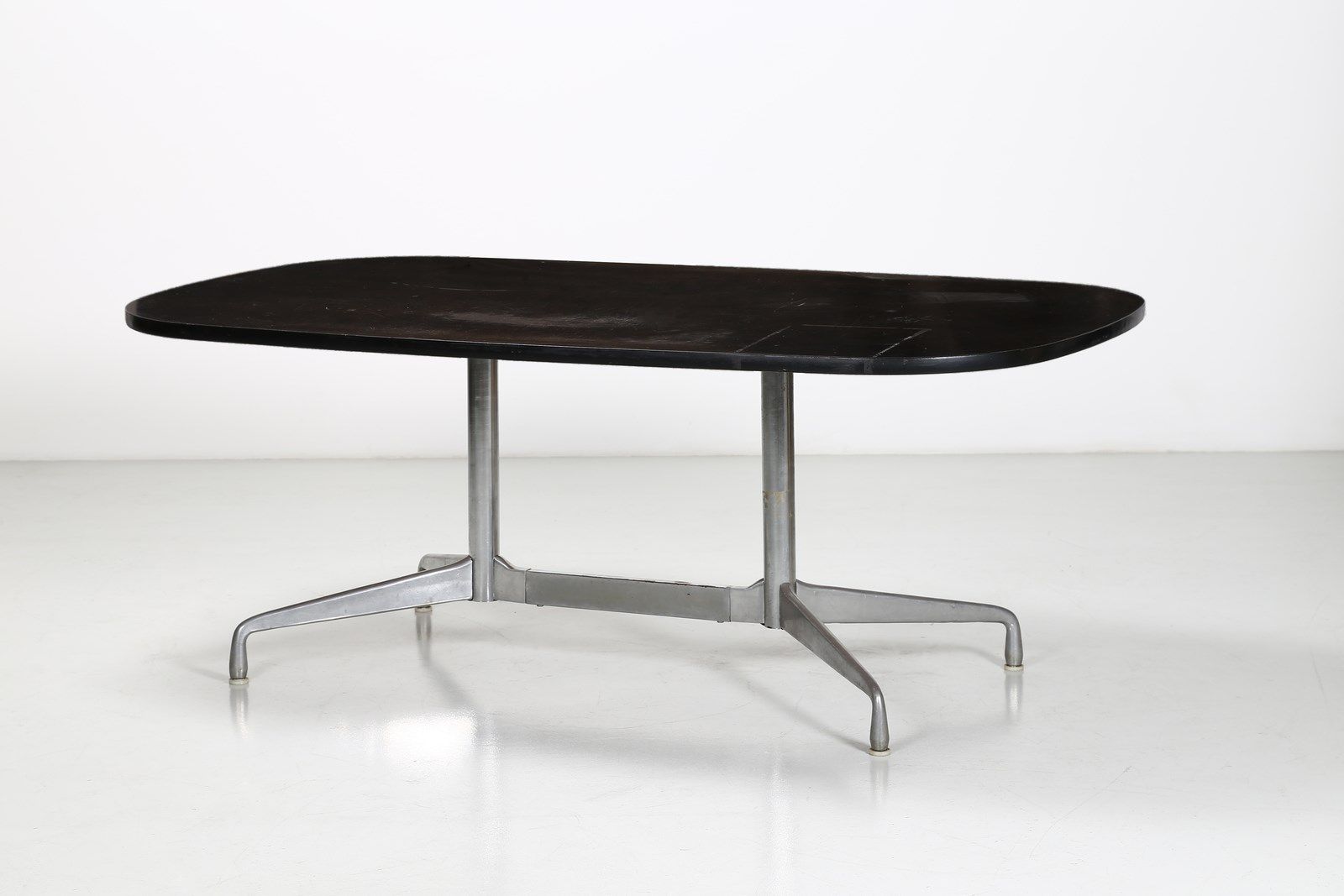 NELSON GEORGE (1908 - 1986) GEORGE Segmenttisch, hergestellt von Herman Miller. &hellip;