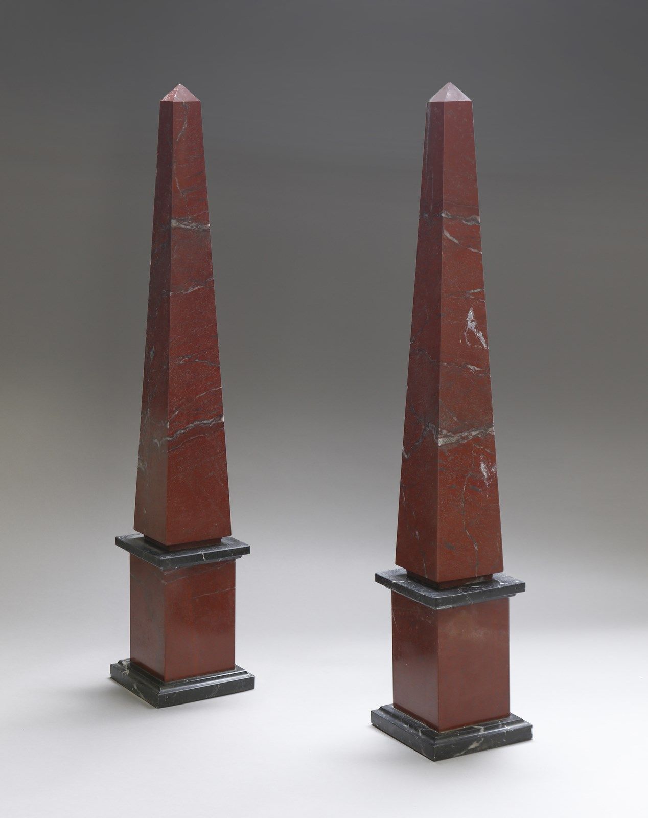 Manifattura Italiana ITALIENISCHE FERTIGUNG Paar Obelisken. Afrikanischer Marmor&hellip;