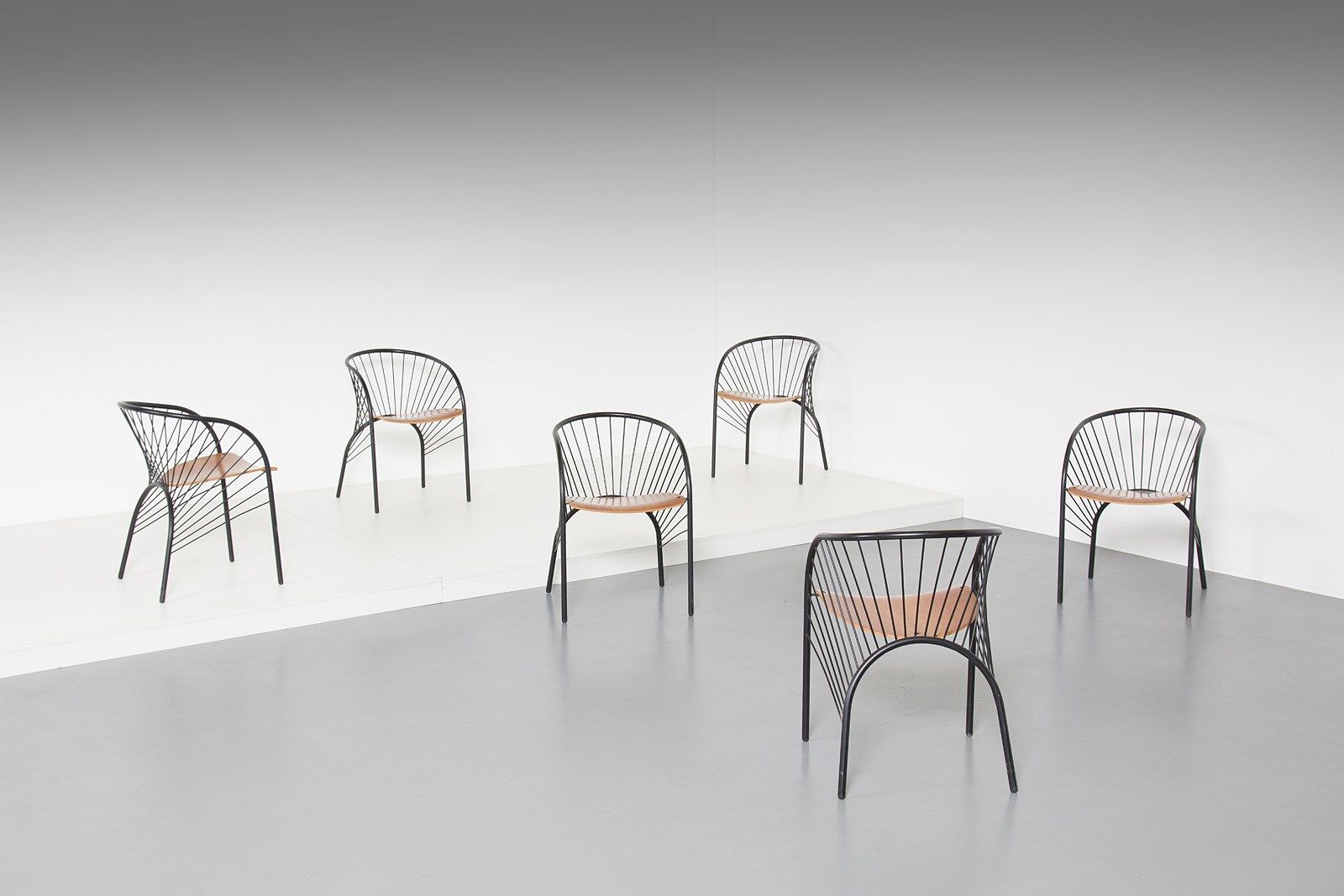 PROTIERE REGIS REGIS 六把椅子，由Pallucco制造。1983.弧形胶合板和喷漆金属。Cm 48.00 x 71.00 x 50.00。