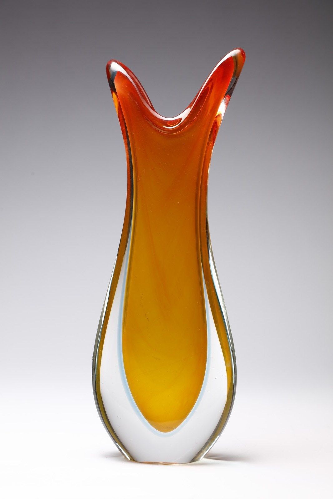 Manifattura Muranese Vaso in vetro sommerso in giallo, arancio e azzurrino . Vet&hellip;