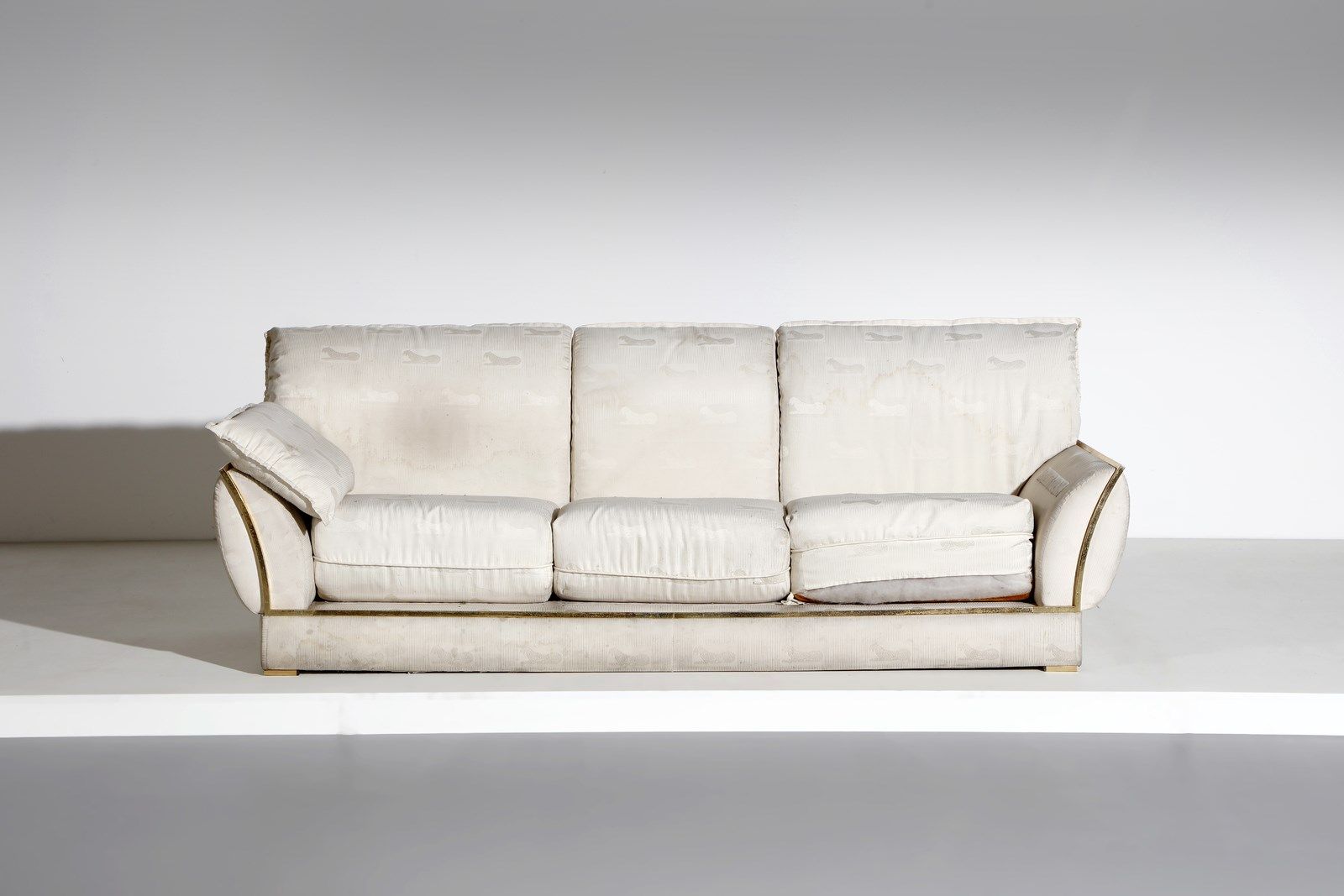 SMANIA ALBERTO ALBERTO 沙发。木头和软垫织物。Cm 237.00 x 87.00 x 90.00. 1970年代。