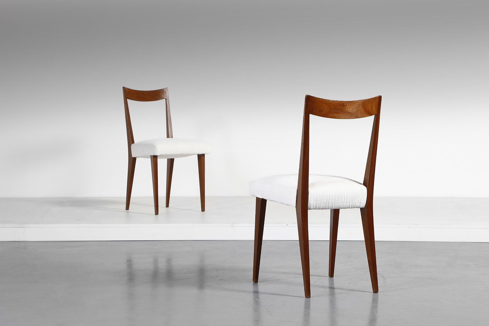 PONTI GIO (1891 - 1979) GIO的归属。一对椅子。木头和软垫织物。厘米44,00 x 84,00 x 46,00。 六十年代。