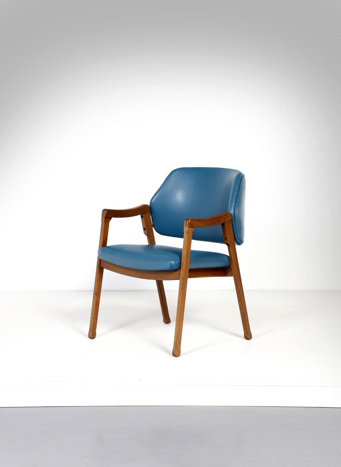 PARISI ICO (1916 - 1996) ICO 814扶手椅，由Figli di Amedeo Cassina制作。1961.木材和软垫仿皮。Cm 6&hellip;