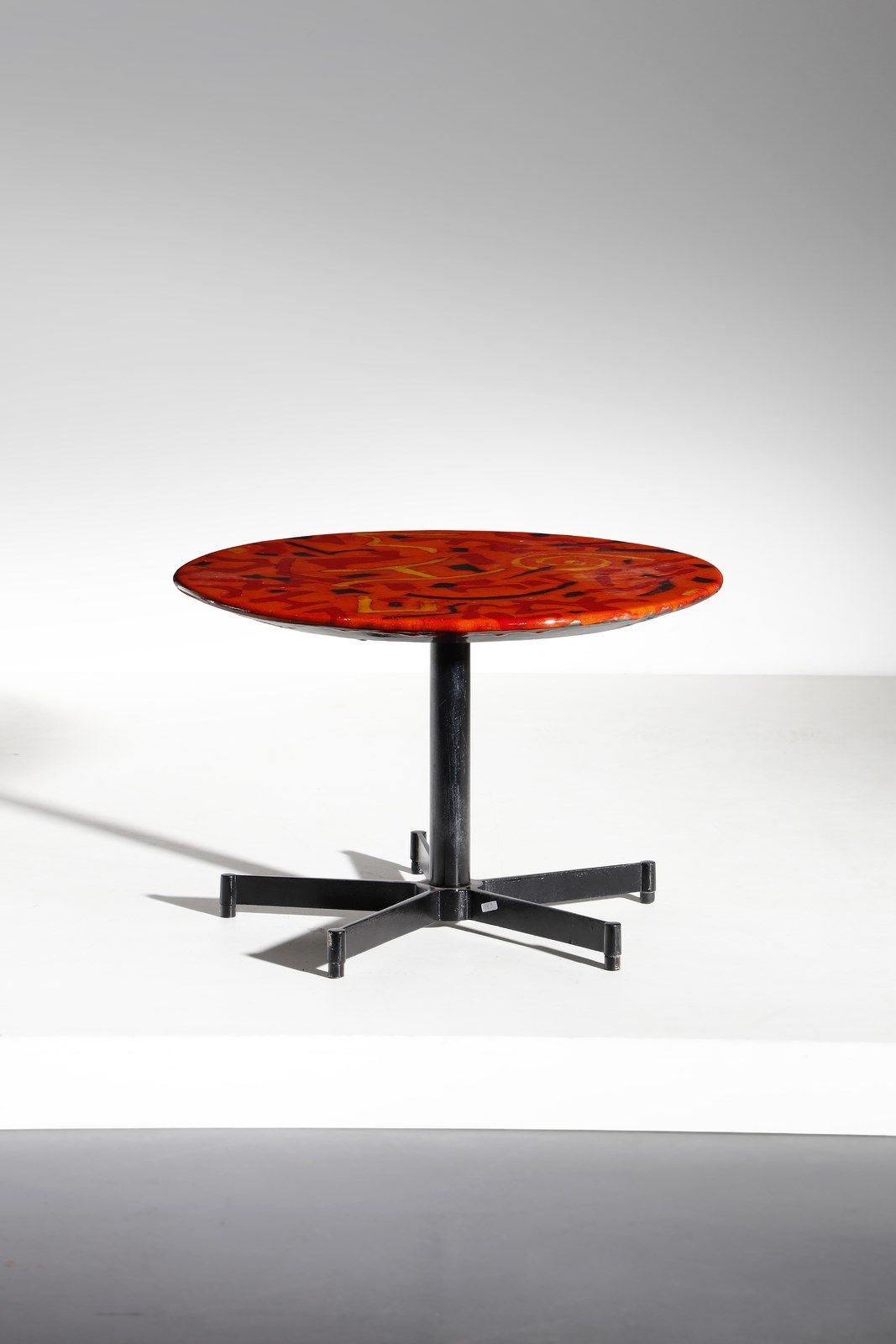 STIL KERAMOS 咖啡桌。彩绘金属和多色陶瓷。底座下刻有签名。帕多瓦，20世纪50年代。