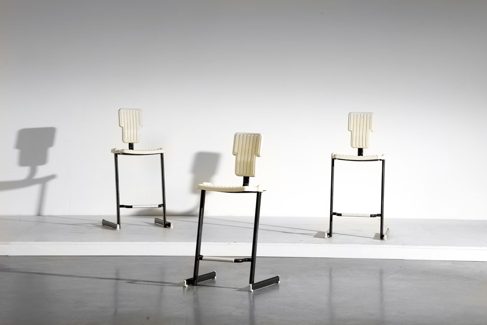 MANIFATTURA GIAPPONESE 日本制造 三张凳子。金属和塑料。Cm 46.00 x 93.00 x 46.00。