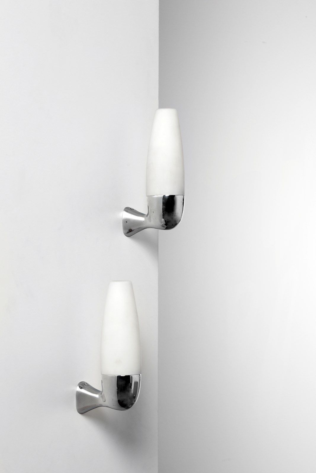 INGRAND MAX (1908 - 1969) MAX Pair of wall lamps for Fontana Arte. Chromium-plat&hellip;