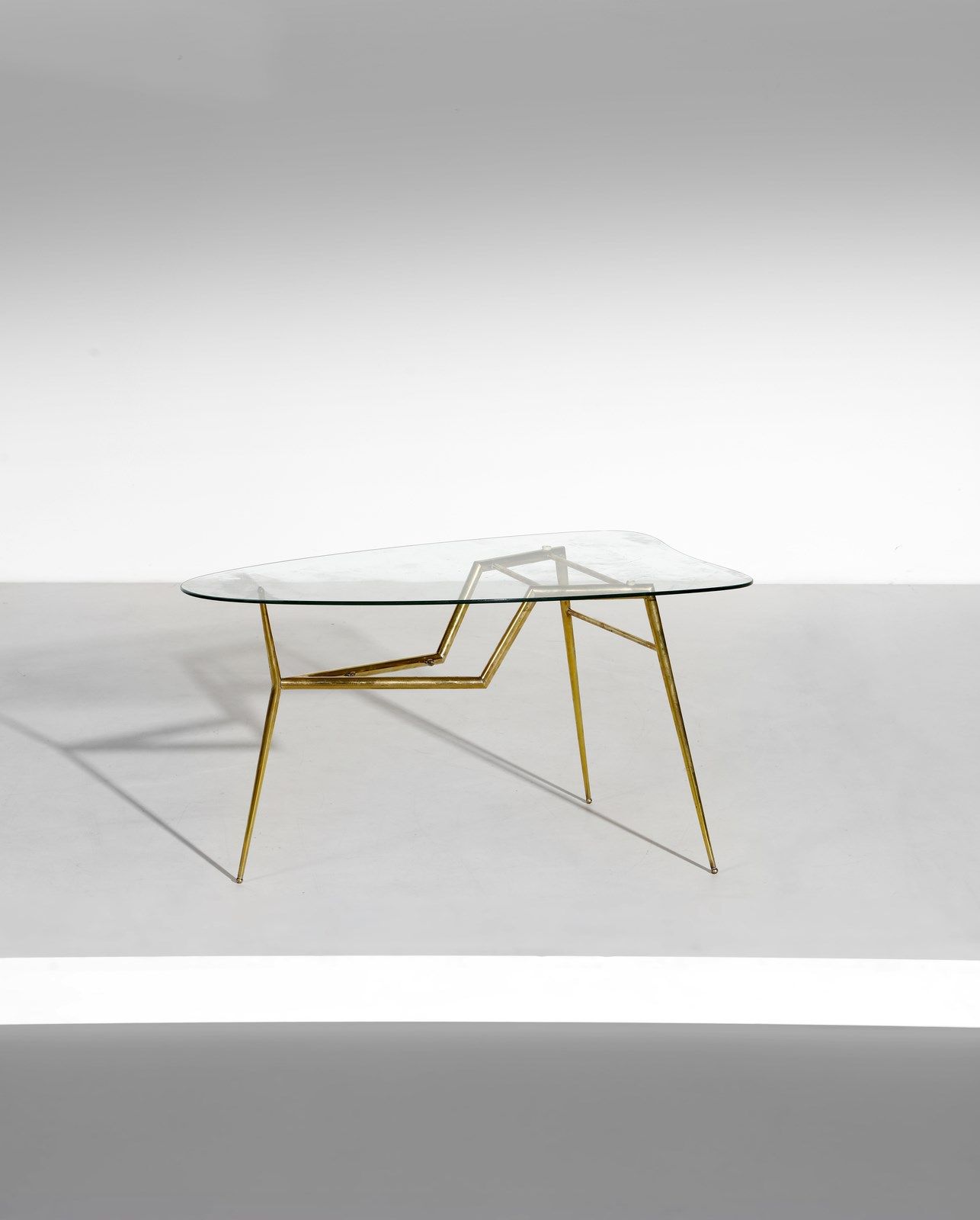Ostuni Angelo ANGELO归属。咖啡桌。黄铜和玻璃。Cm 90,00 x 50,00 x 53,00. 1960年代。
