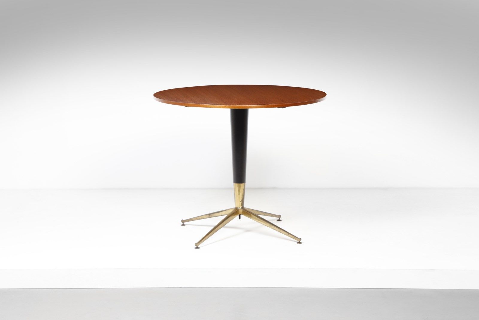 BEGA MELCHIORRE (1898 - 1976) Table MELCHIORRE. Laiton, métal peint et bois. Cm &hellip;