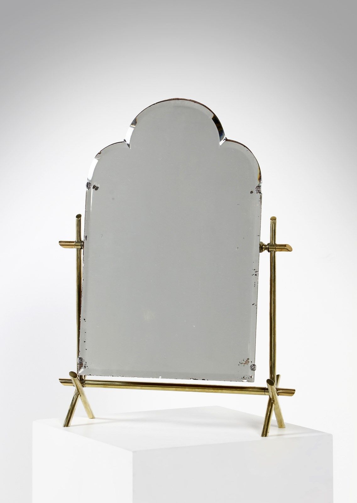 FONTANA ARTE FONTANA ARTE桌子上的镜子。黄铜和镜子。Cm 44.00 x 61.00 x 13.00. 1960年代。