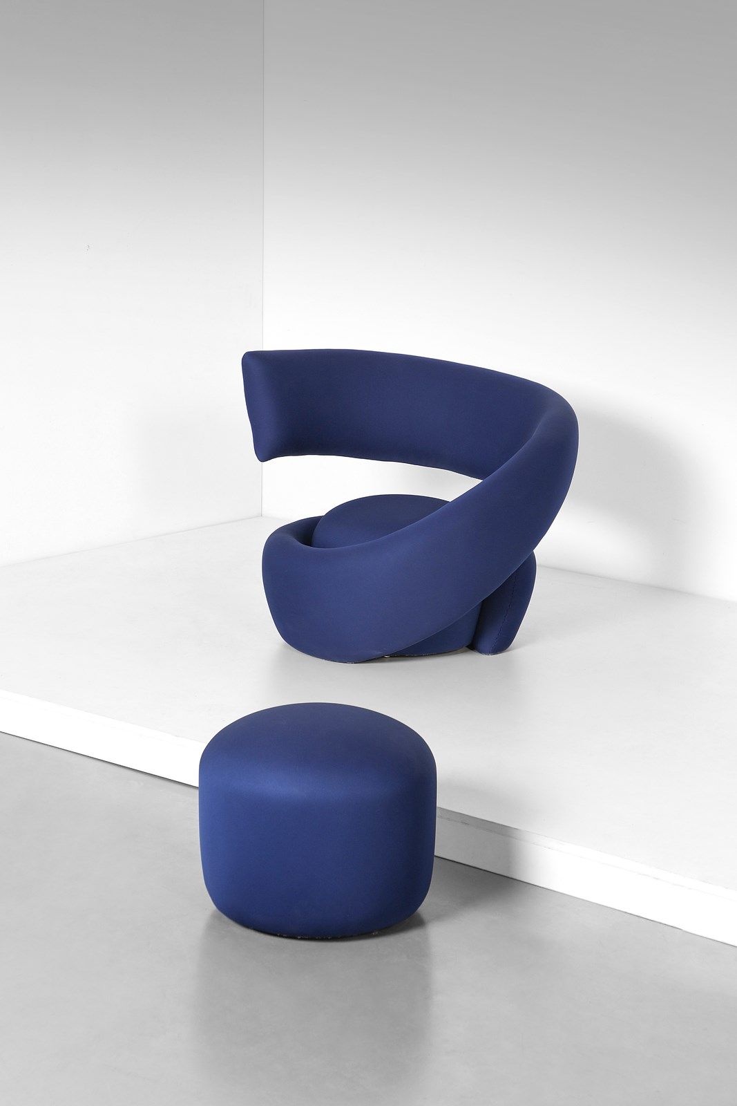 CECCHI MARZIO (1940 - 1990) MARZIO 螺旋扶手椅，带脚凳，由Most Firenze制造。泡沫橡胶和织物。Cm 87.00 x &hellip;