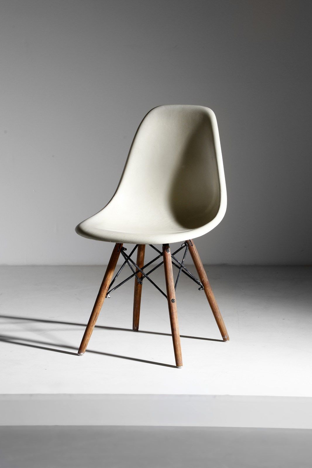 EAMES CHARLES & RAY (1907 - 1978) 赫曼米勒公司生产的CHARLES & RAY椅子。木头、油漆金属和玻璃纤维。Cm 47.00&hellip;