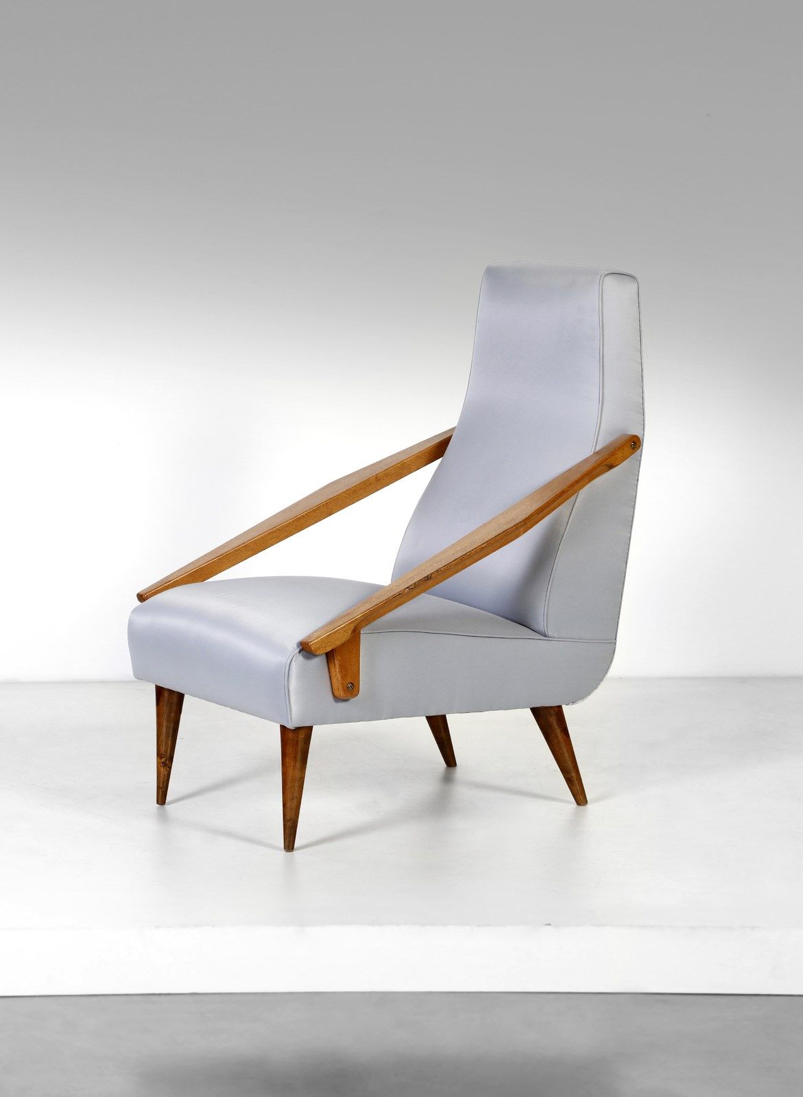 PONTI GIO (1891 - 1979) GIO扶手椅，由Boucher and Fils制造。白蜡木和绸缎。Cm 61.00 x 80.00 x 93.&hellip;