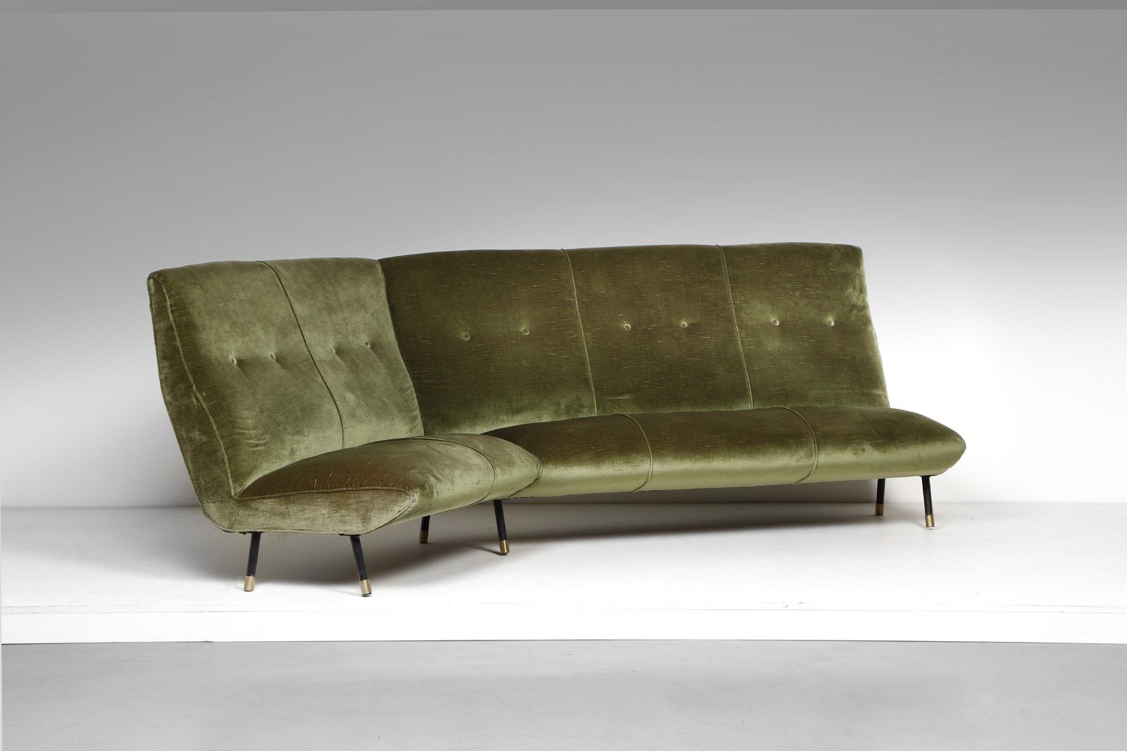 Manifattura Italiana MANIFATTURA ITALIANA 沙发。喷漆的金属，黄铜和软垫天鹅绒。Cm 285.00 x 92.00 x &hellip;