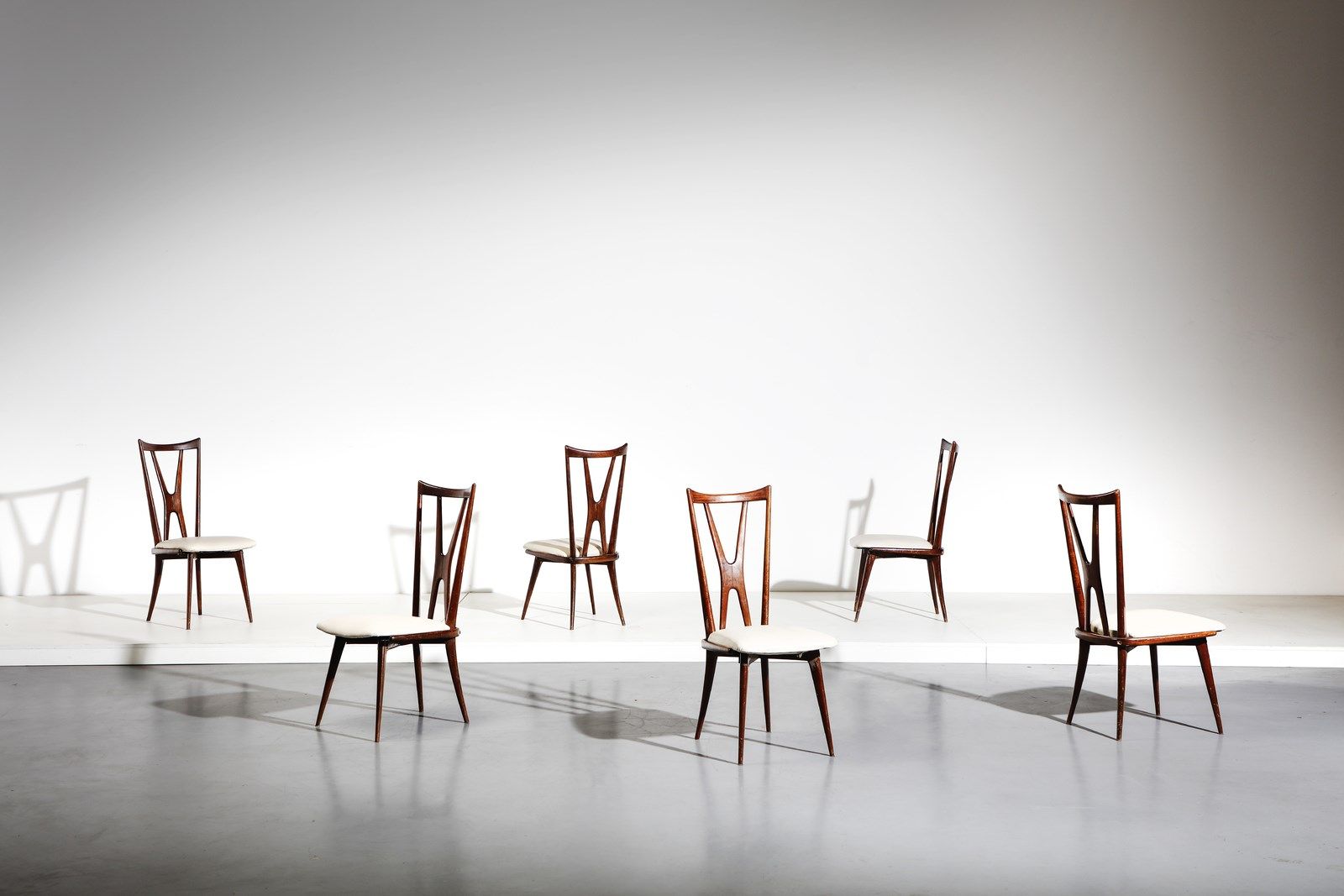 SCAPINELLI GIUSEPPE (1891 - 1982) GIUSEPPE Sechs Stühle. Jacaranda-Holz. Cm 54.0&hellip;