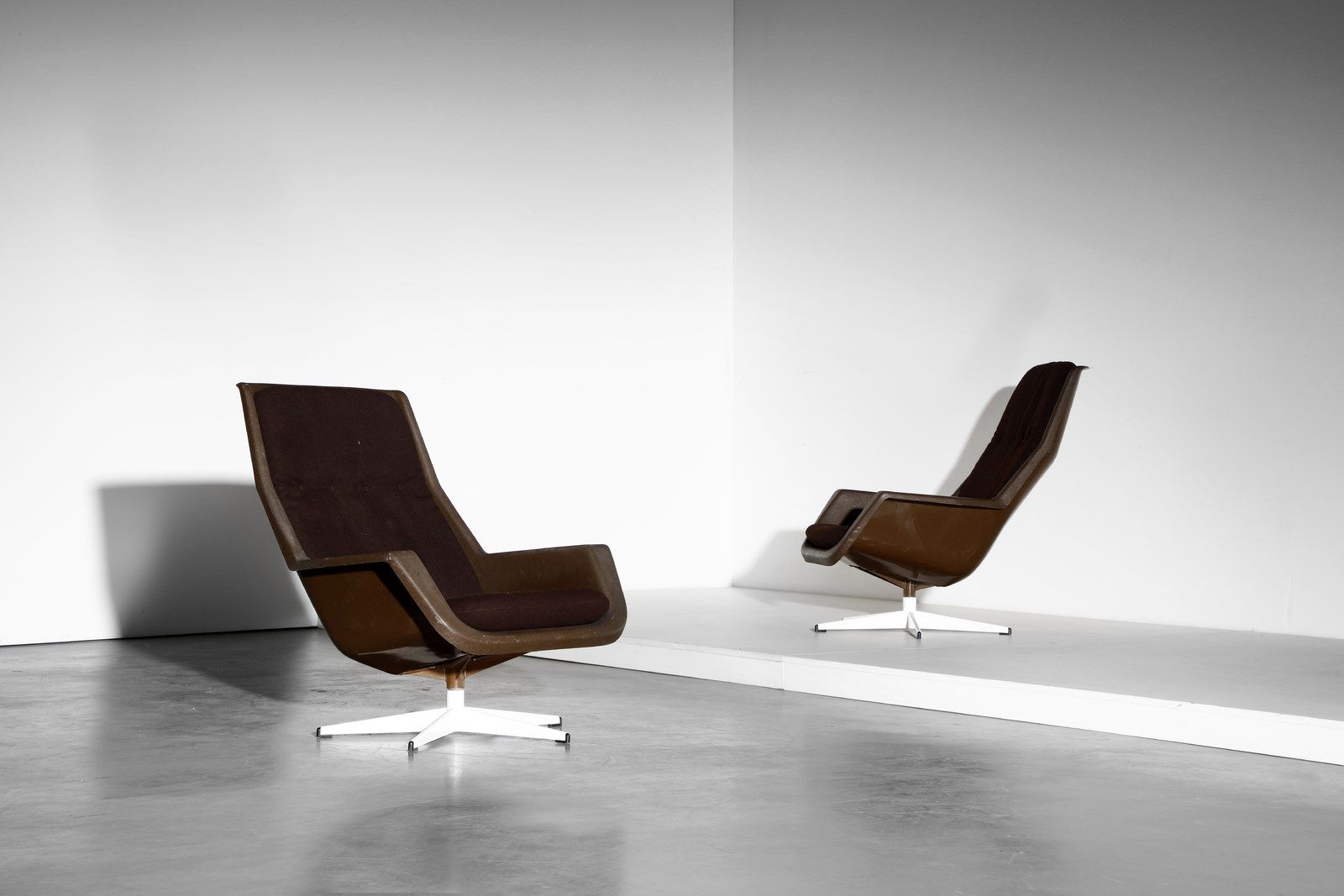 ROBIN DAY (1915 - 2010) Ein Paar Sessel für Hille. Aluminiumdruckguss, Kunststof&hellip;