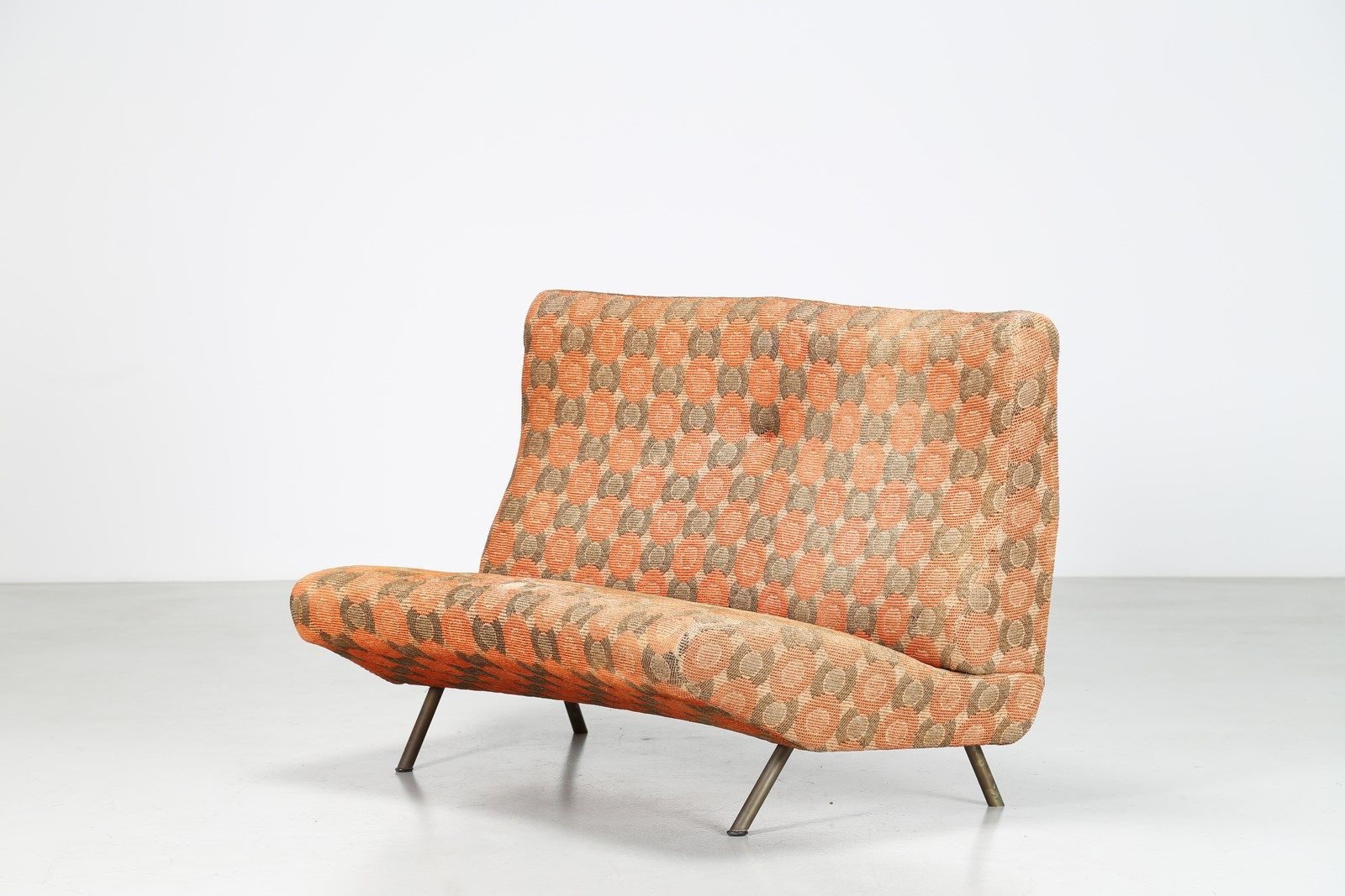 ZANUSO MARCO (1916 - 2001) 亚福士的MARCO沙发。金属和软体织物Cm 134.00 x 86.00 x 83.00. 1950s.B&hellip;