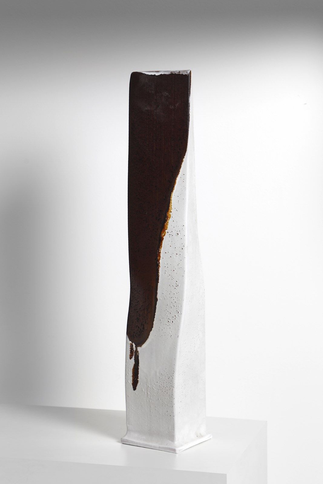CASTAGNA PINO (1932 - 2017) PINE VASE. Polychrome ceramic. Cm 13,50 x 74,50. Sig&hellip;
