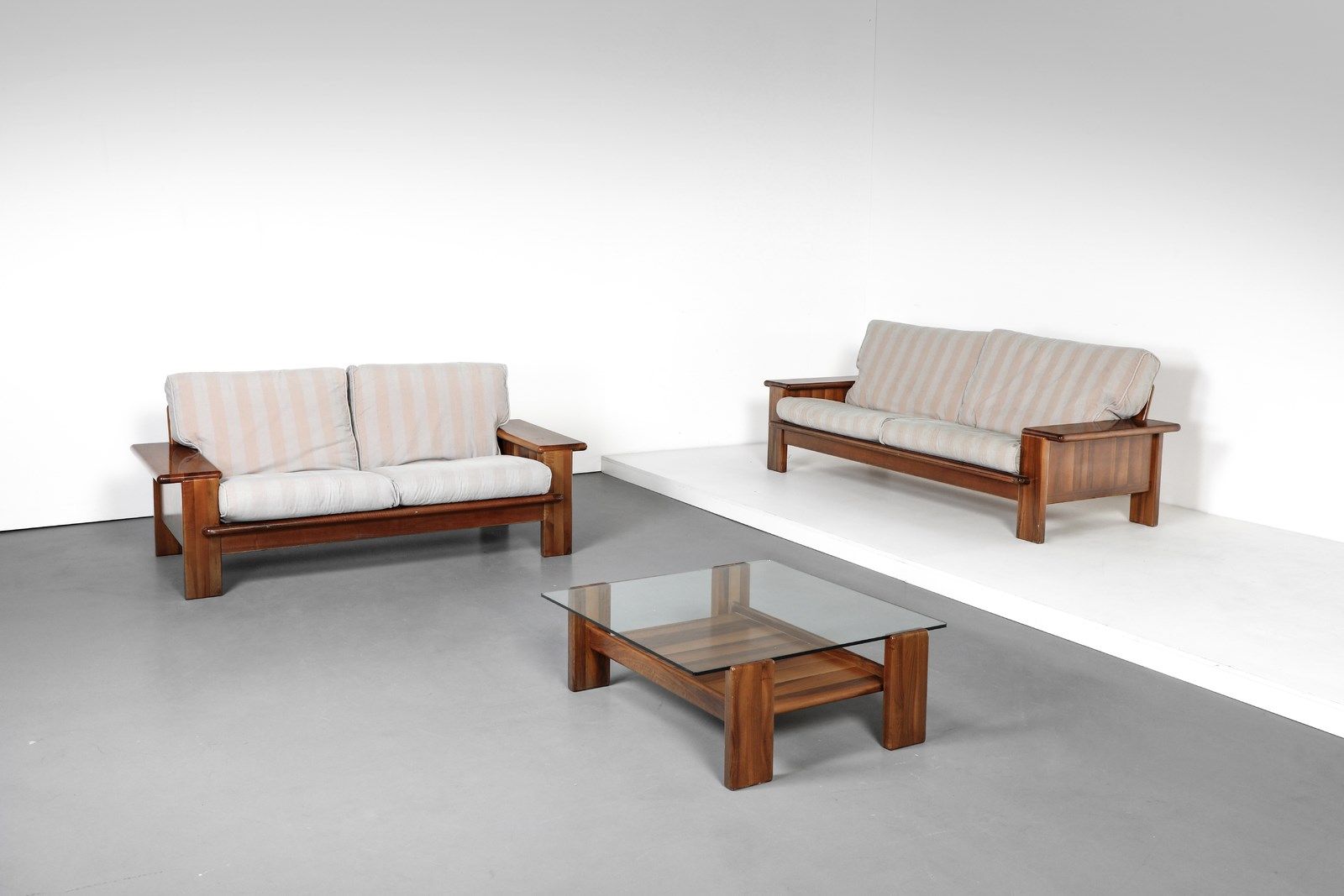 MARENCO MARIO (1933 - 2019) MARIO 为Mobilgirgi设计的一对沙发和中心桌。胡桃木和软垫织物。Cm 187.00 x 70&hellip;