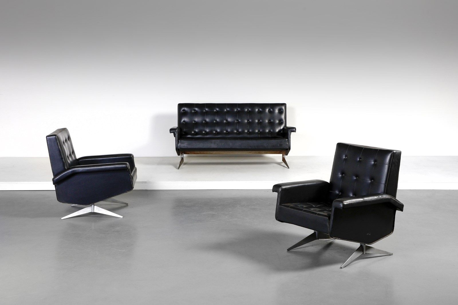 Manifattura Italiana MANIFATTURA ITALIANA 沙发和一对扶手椅。铁杆和仿制皮革。Cm 76.00 x 83.00 x 75&hellip;