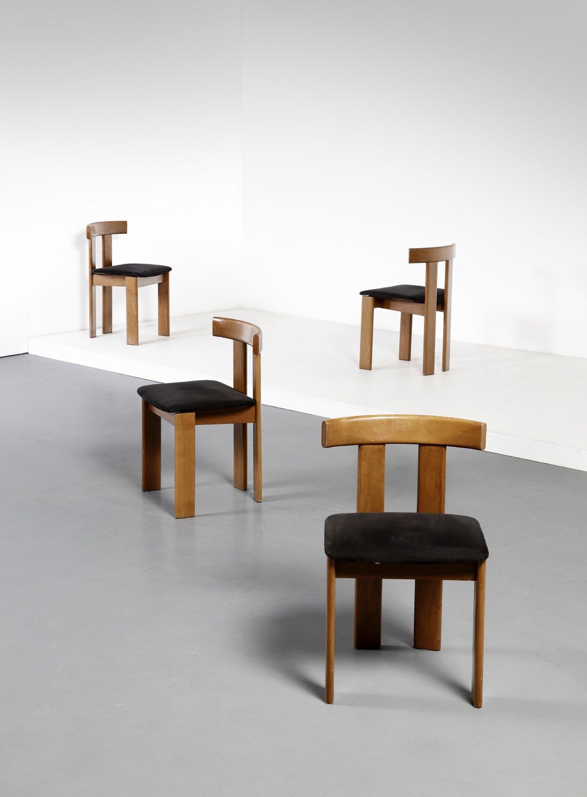 VAGHI LUIGI LUIGI Vier Stühle für Former. 1975. Alcantara und Holz. Cm 50.00 x 7&hellip;