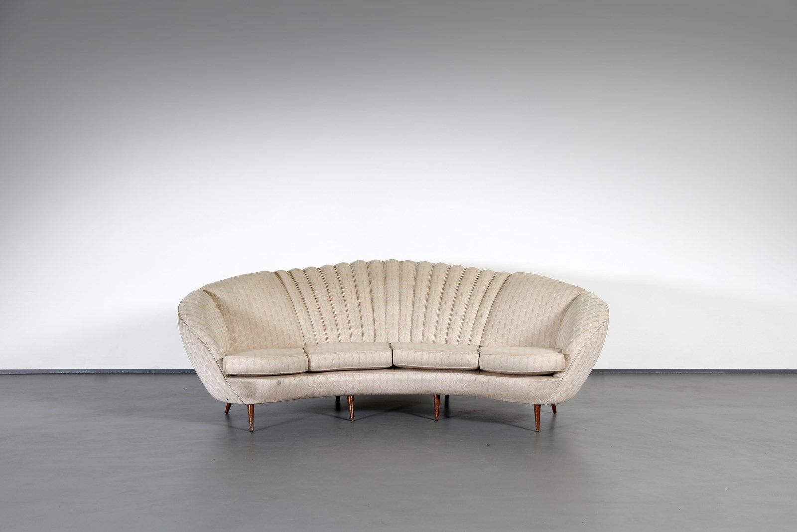 MUNARI FEDERICO FEDERICO 沙发。木头和软垫织物。Cm 240.00 x 85.00 x 120.00. 1950年代。