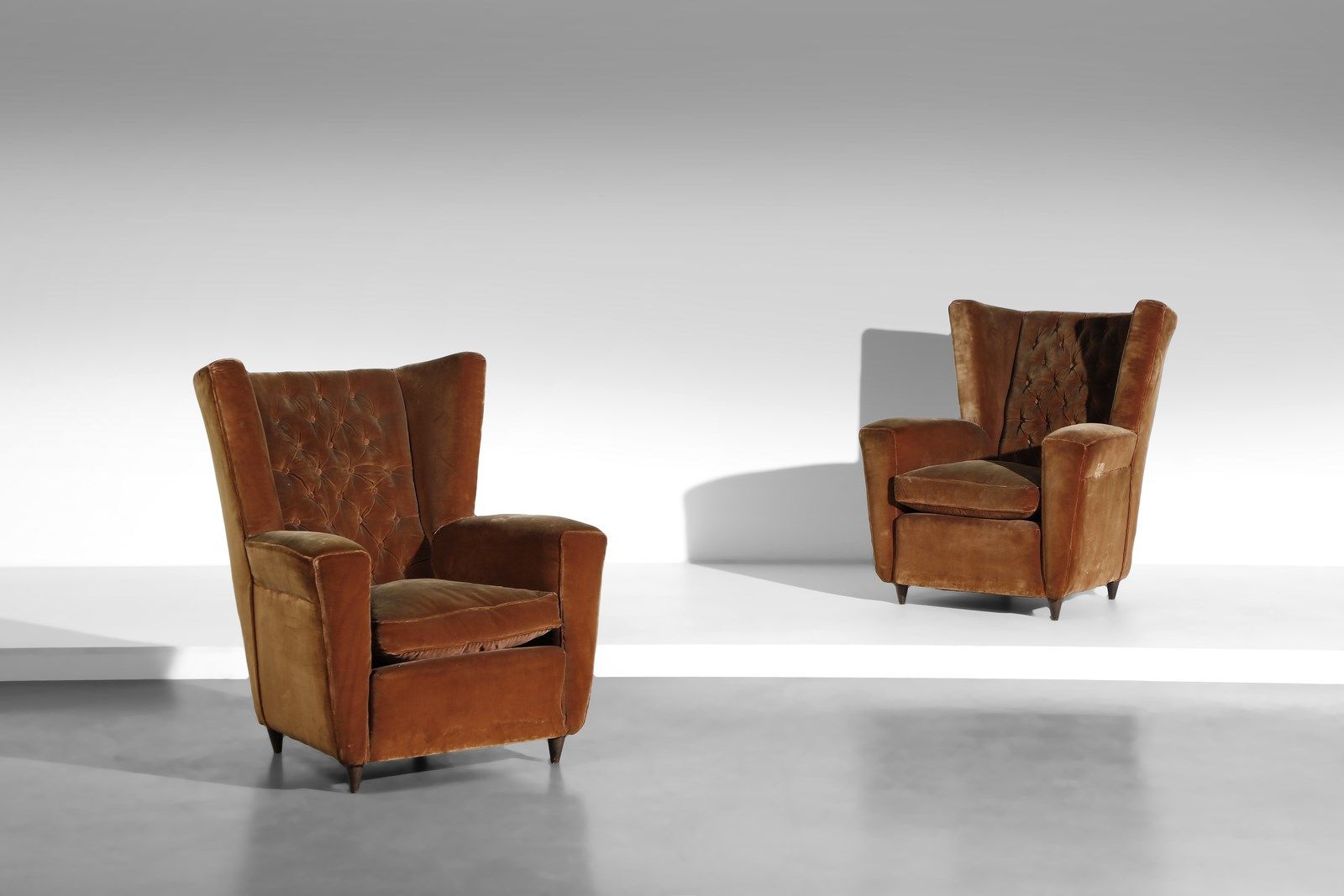 BUFFA PAOLO (1903 - 1970) PAOLO归属。一对扶手椅。木头和有衬垫的天鹅绒。Cm 86.00 x 102.00 x 85.00. 19&hellip;