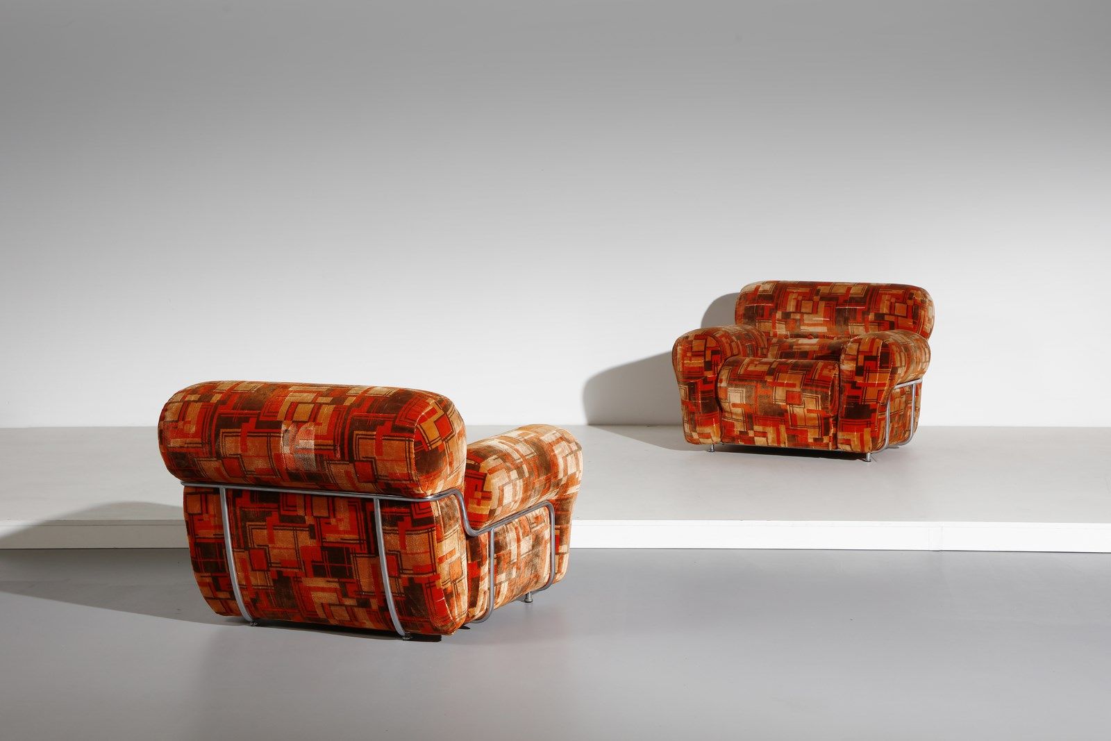 Manifattura Italiana MANIFATTURA ITALIANA 一对扶手椅.木头和软垫织物。Cm 90.00 x 73.00 x 90.00&hellip;