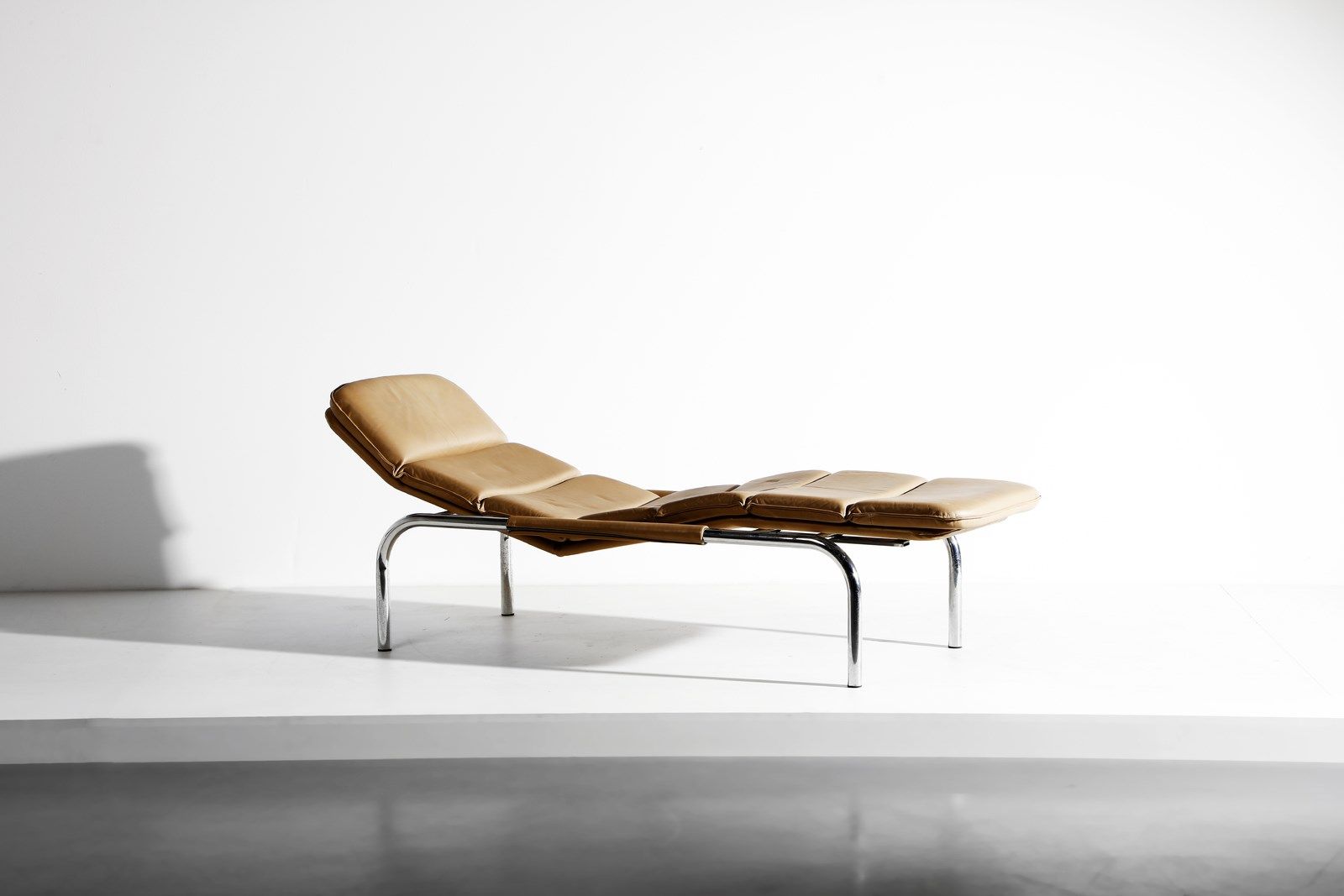 NUMERSNIEMI ANTTI (1927 - 2003) ANTTI attributed. Chaise-longue. Metal and uphol&hellip;