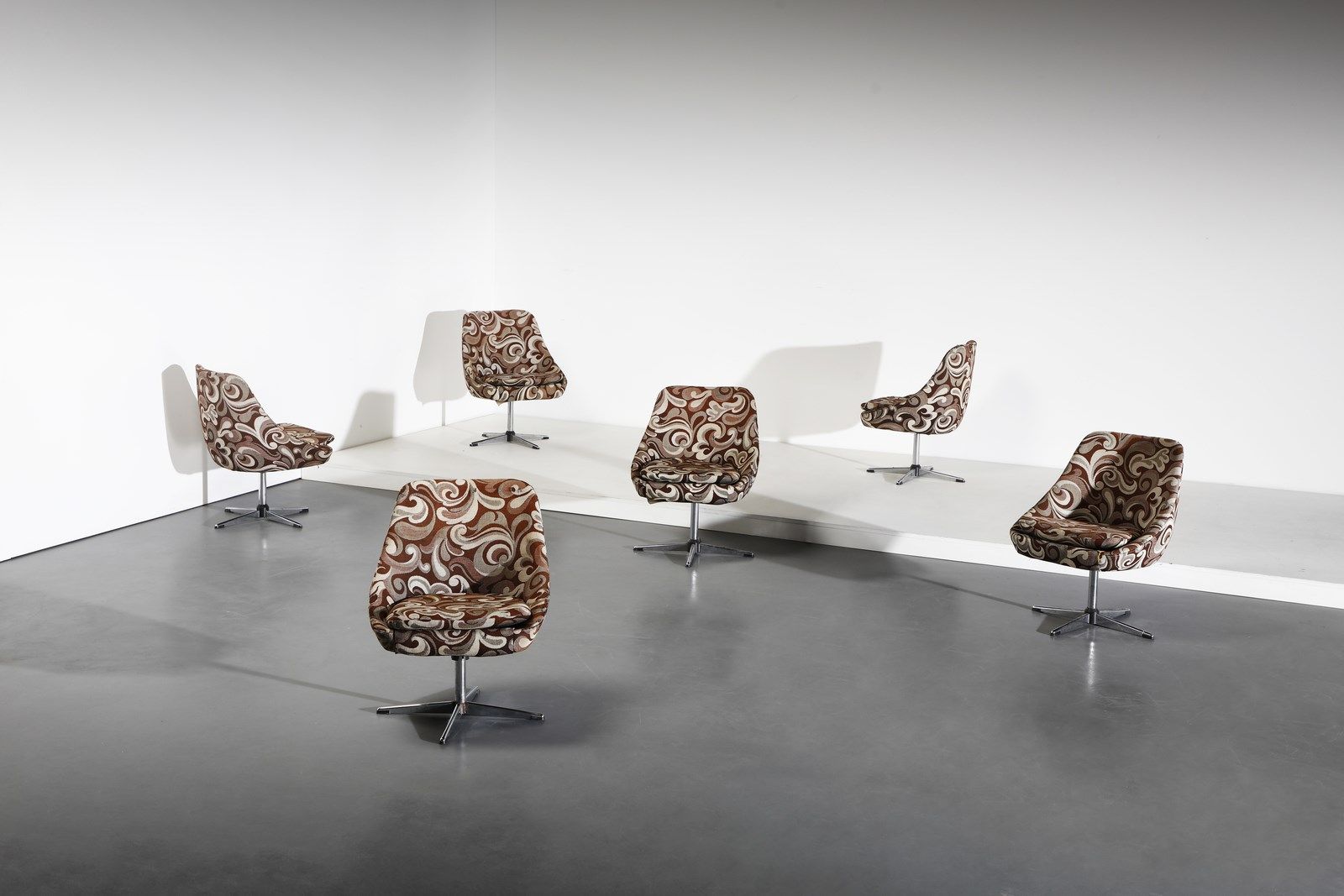 Manifattura Italiana MANIFATTURA ITALIANA 六张小扶手椅。压铸铝和软垫织物。Cm 56.00 x 70.00 x 50.&hellip;