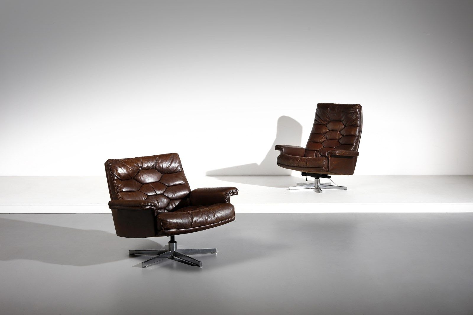 DE SEDE DE SEDE Pair of armchairs. 1970. Metal, leather. Cm 74,00 x 70,00 x 70,0&hellip;