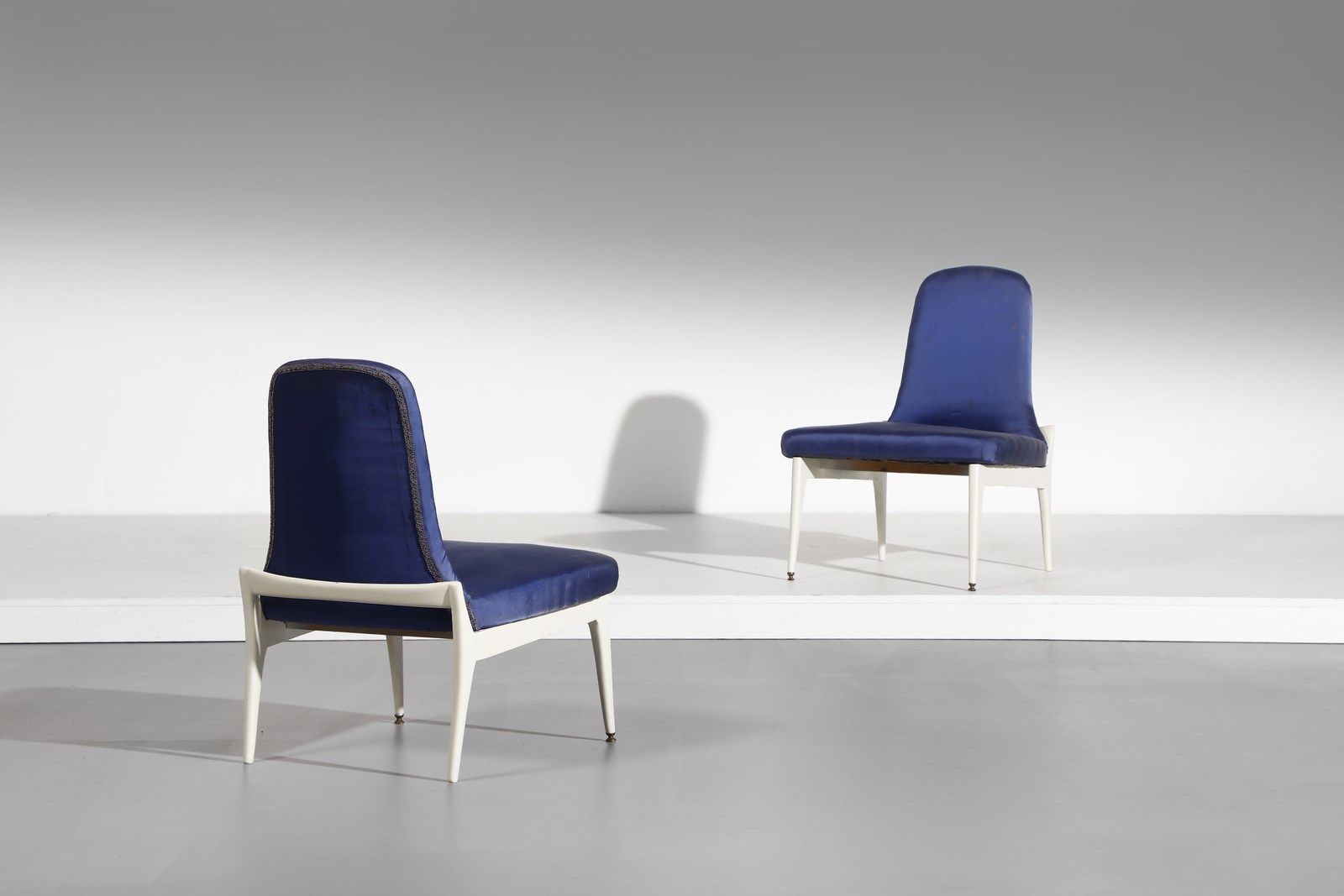 CAVATORTA SILVIO Pair of armchairs. Lacquered wood and silk.. Cm 58,00 x 73,00 x&hellip;