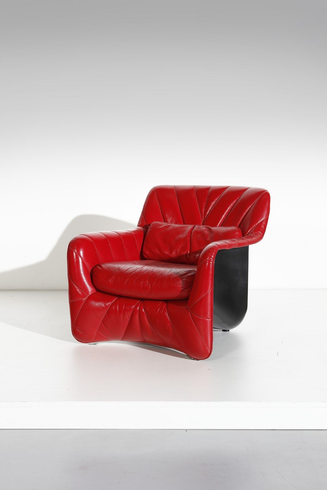 BARTOLI CARLO (n. 1931) Bicia armchair for Arflex. Fiberglass and leather.. Cm 7&hellip;