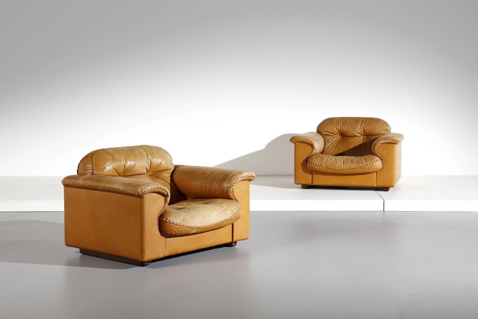 DE SEDE DE SEDE Pair of armchairs. Padded leather.. Cm 110,00 x 72,00 x 90,00. 1&hellip;